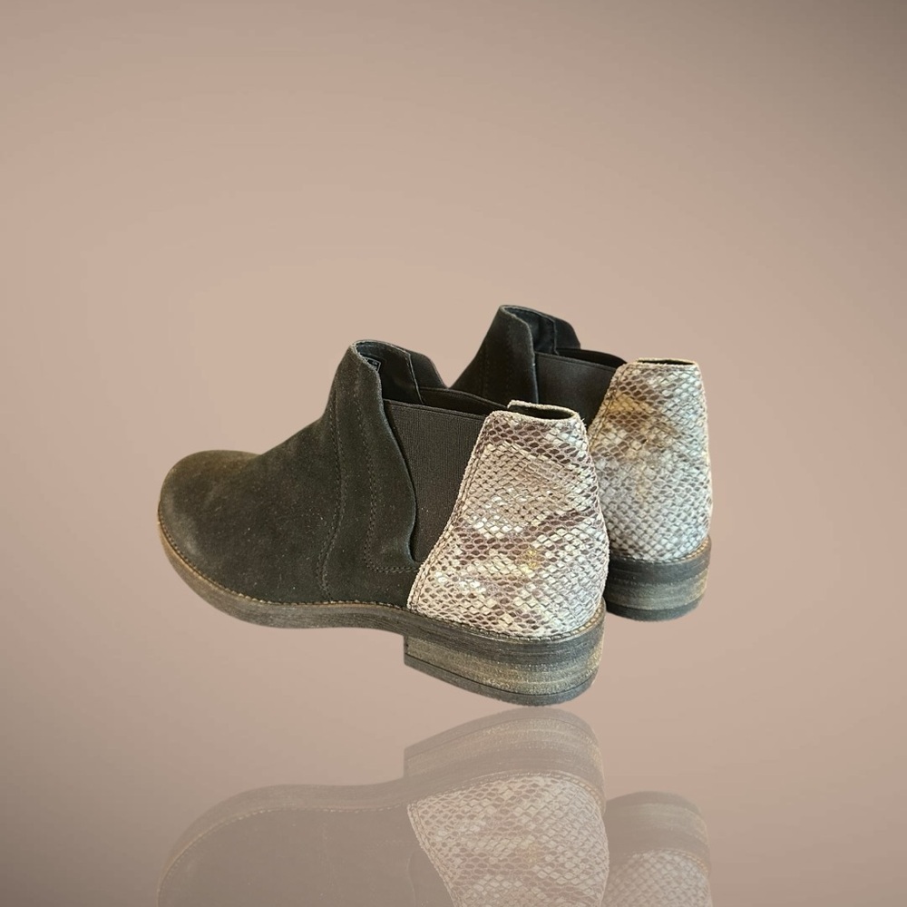 NWOT Clarks ‘Demi Beat’ Genuine Suede Pull-On Chelsea Boots in Black Snakeskin 6 - Picture 7 of 14